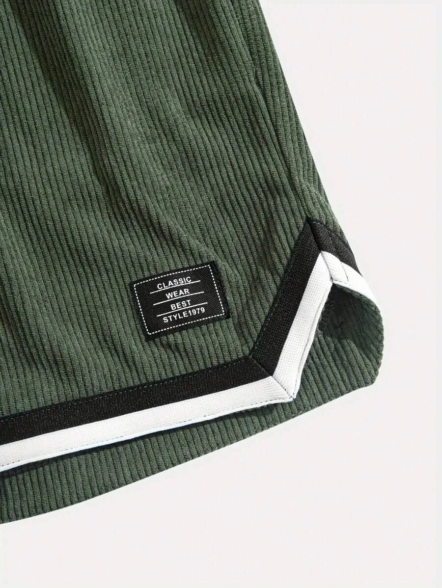 Detalle de la etiqueta tejida «Classic Wear Best Style 1979» y del ribete negro y blanco del ruedo.